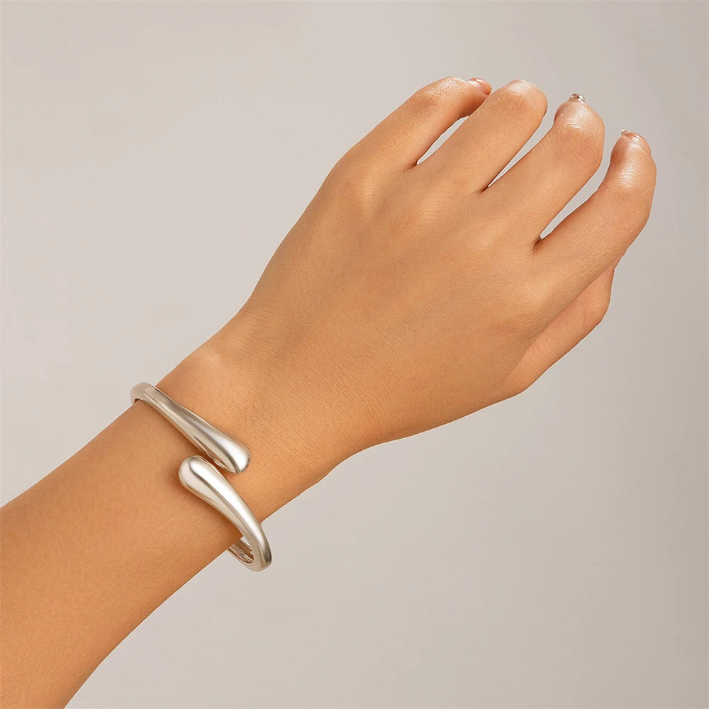 Large bracelet et bague en métal pour femmes